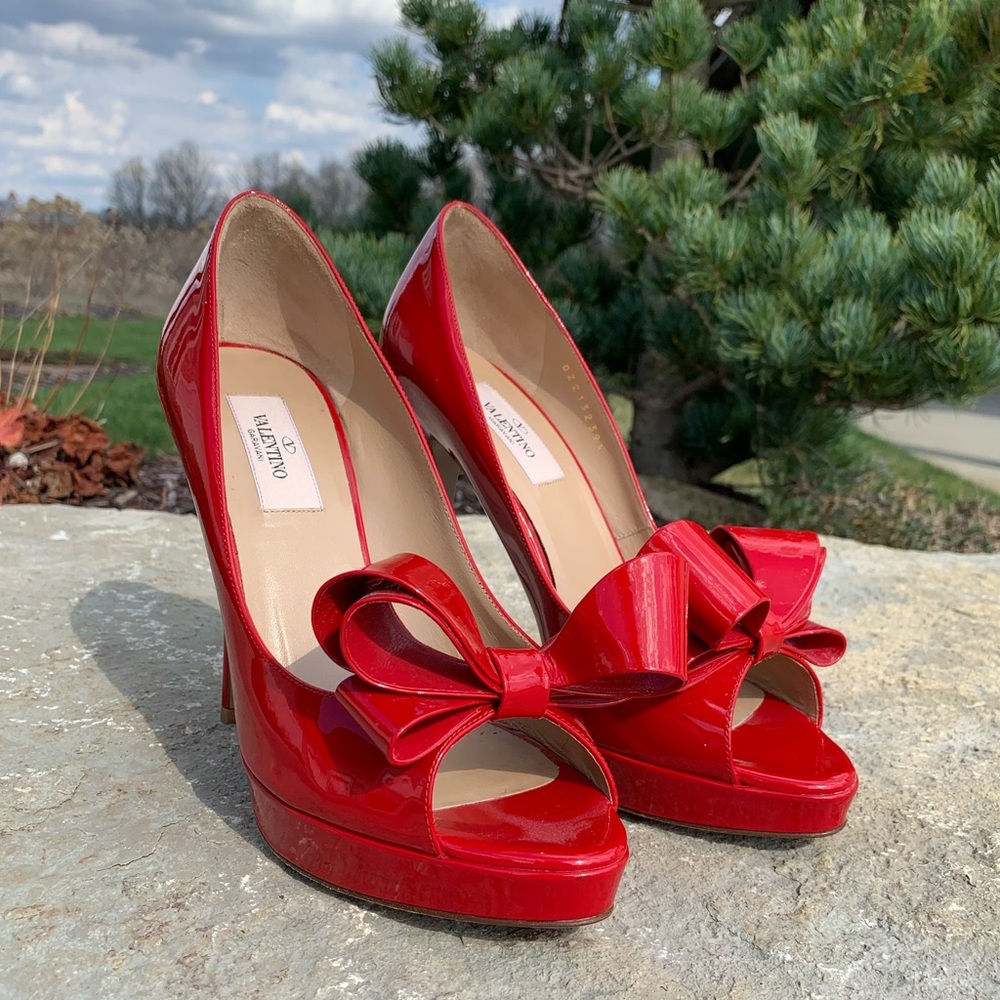 GORGEOUS Red open-toe Valentino Pumps with Bows
